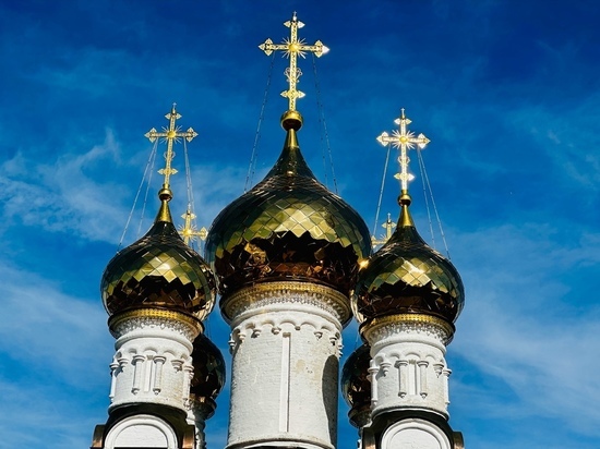 Священник Савченко назвал баловством крашеные в яркие цвета волосы