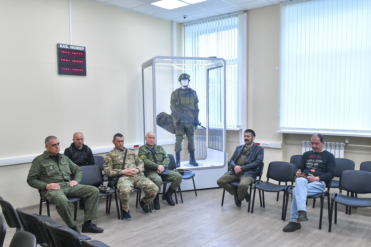 Сотни человек в день в Москве интересуются военной службой по контракту - МК