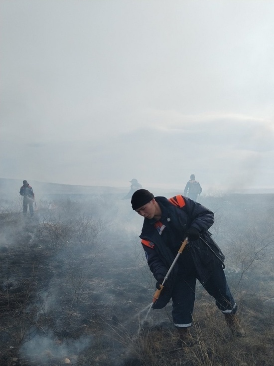 В Туве пожарные предотвратили переход пожара на жилые дома в столице