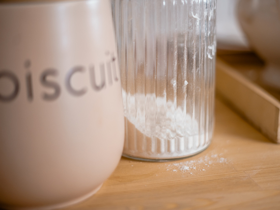 Зачем сыпать соль под плинтус