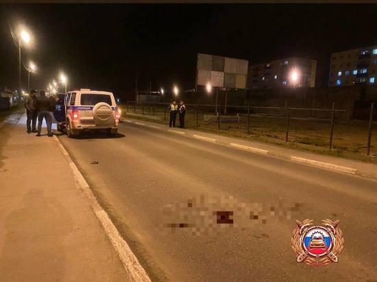 Мужчина внезапно вышел на дорогу и попал под колеса Toyota Caldina на Сахалине