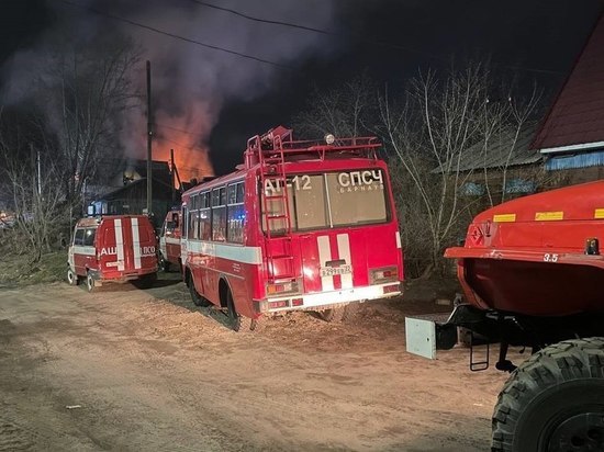 В частном секторе Барнаула локализовали крупный пожар