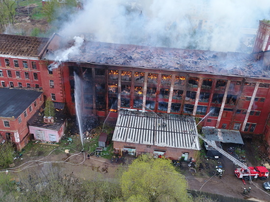 Пустующие корпуса бывшей ткацкой фабрики полыхают в Клину