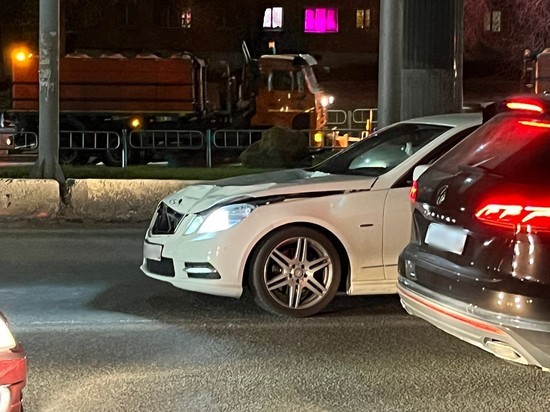 Полиция разыскивает свидетелей, как Mercedes-Benz на Стрелке сбил женщину