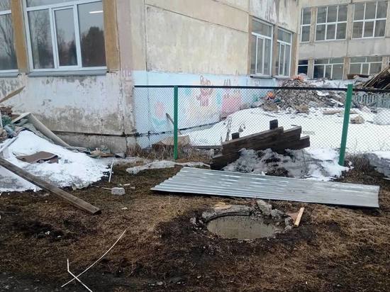 В Красноярском крае женщина погибла, провалившись в канализационный люк около школы