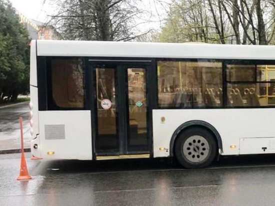 По вине водителя Mercedes-Benz в автобусе в Великом Новгороде женщина получила травмы