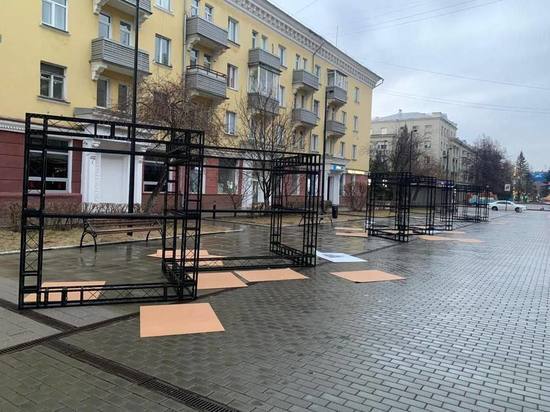 В Красноярске мужчина сорвал плакаты уличной выставке ко Дню Победы
