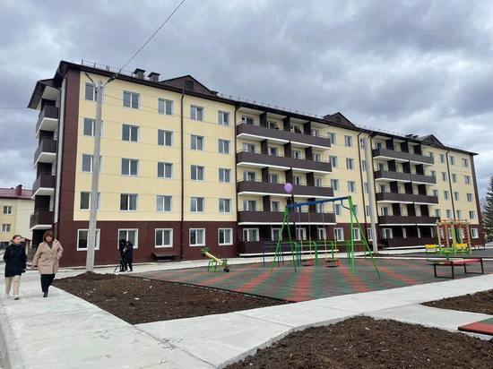 Ключи от новых квартир получили 100 семей в Смирных