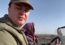 Пожилая пенсионерка покатала врио губернатора Омской области Виталия Хоценко по сгоревшему селу на УАЗе