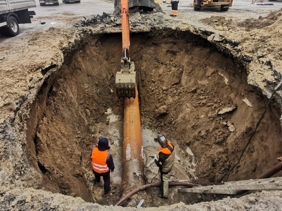 На улице Свободы в Воронеже прорвало канализационный коллектор
