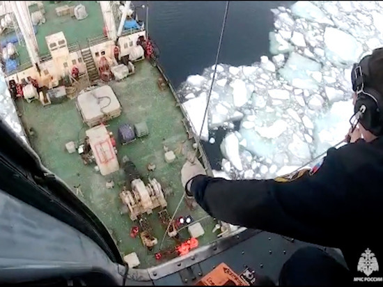 Вертолет Ми-8 МЧС России доставил на Сахалин рыбака с судна в Охотском море