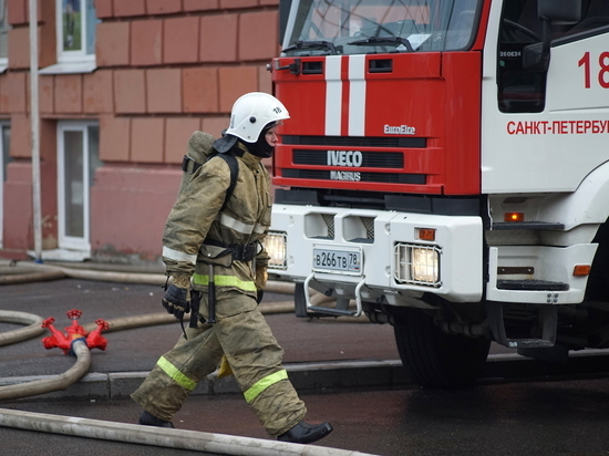 В Приморском районе хаотичная парковка помешала МЧС потушить автомобиль