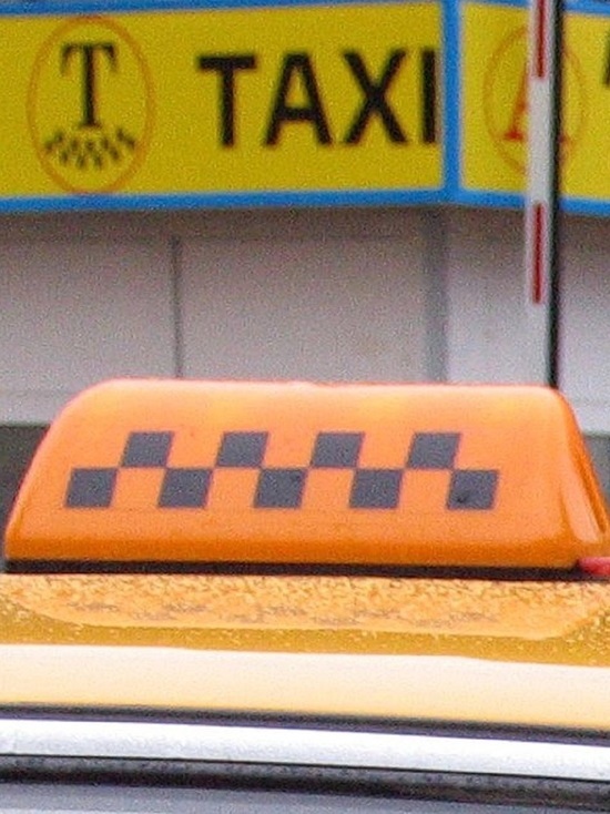 Российский таксист воровал телефоны у пьяных пассажиров