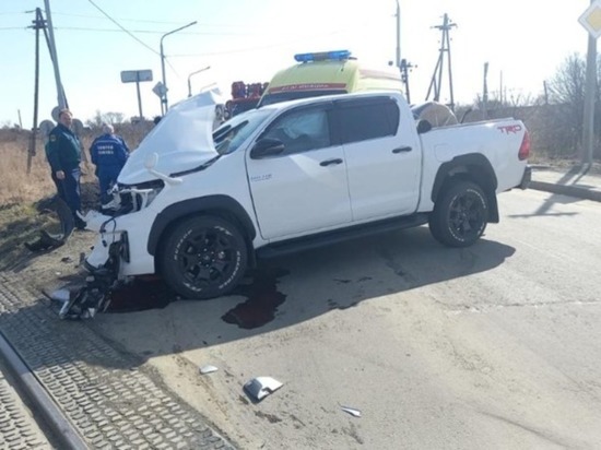 Автомобиль Toyota Hilux вылетел под грузовой поезд на Сахалине