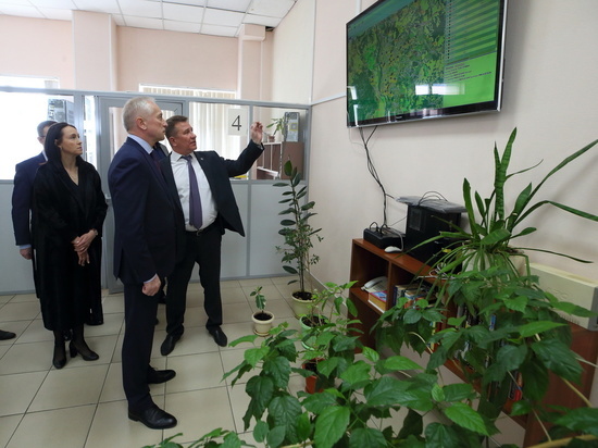 Глава региона Владимир Мазур поздравил работников скорой помощи с профессиональным праздником