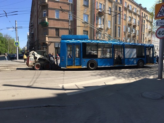 В Саратове проходит операция по вызволению попавшего в беду троллейбуса