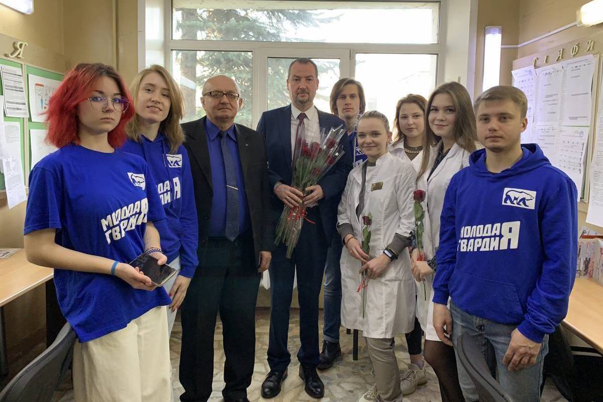 В День работников скорой медицинской помощи костромские сторонники «Единой России» и молодогвардейцы поздравили медиков