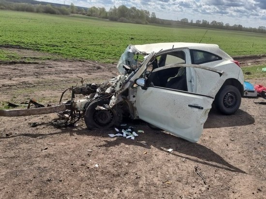 В Татарстане водитель легковушки погиб в ДТП с двумя грузовиками