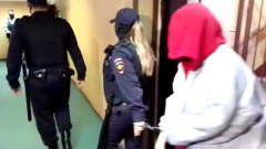 Елена Блиновская пришла в суд в огромном капюшоне: видео