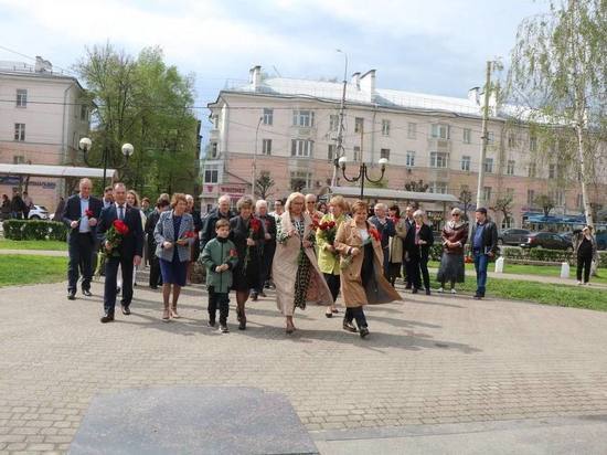 В Рязани прошла церемония возложения цветов к памятнику Надежды Чумаковой