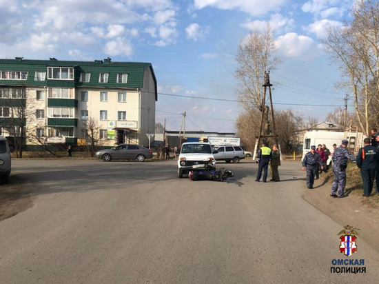 В Омской области мотоциклист попал в больницу с переломами после столкновения с «Нивой»
