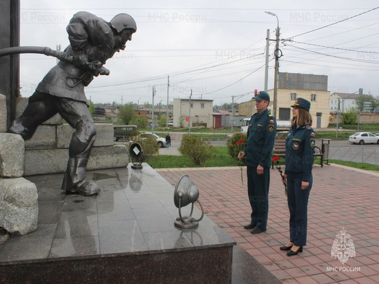 В Орле сотрудники МЧС почтили память коллег, погибших в ходе службы