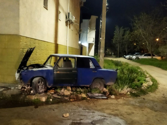 В Севастополе малолетний водитель на ВАЗе врезался в дом