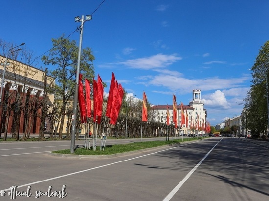 Смоленск празднично украшают в преддверии Дня Победы