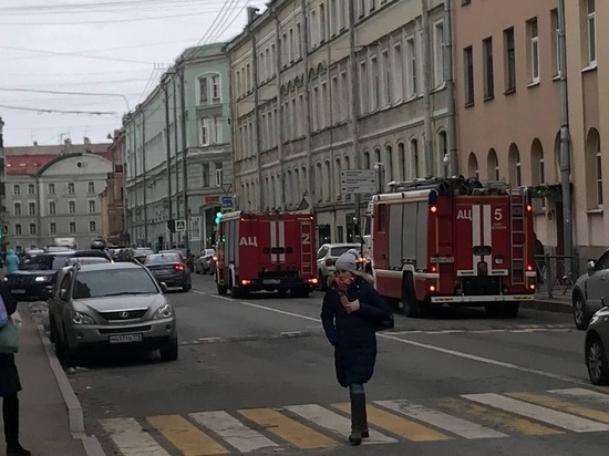 Спасатели эвакуировали 25 человек из-за пожара в здании кинотеатра «Художественный»