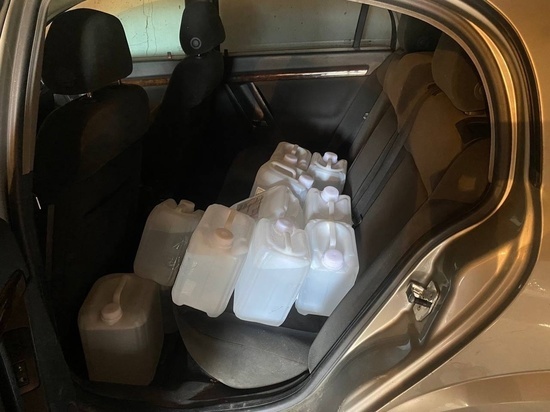 У 30-летней жительницы Ак-Довурака изъяли 10 пластиковых канистр спирта