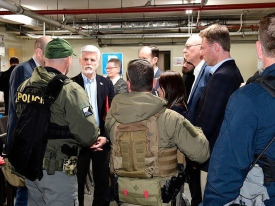 Президенты Чехии и Словакии спрятались в убежище во время воздушной тревоги в Киеве