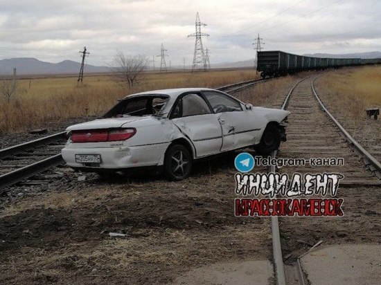 Toyota Carina столкнулась с поездом в Краснокаменске