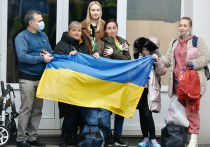 Восточноевропейские страны урезают траты на содержание беженцев из Украины, в связи с чем те оказываются в затруднительном положении, отметили журналисты Bloomberg Андра Тиму и Ирина Вилку