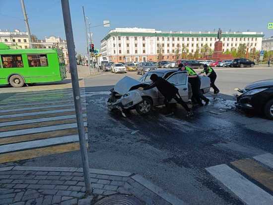 Капот всмятку: ДТП произошло на Площади Свободы в Казани