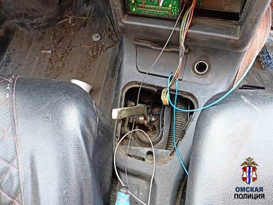 В Омской области пьяный водитель разгромил автомобиль своего товарища