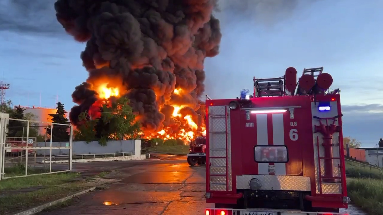 Удар по нефтебазе сегодня. Пожар на нефтебазе в Севастополе. В Севастополе локализовали пожар на нефтебазе. Пожарные на пожаре. Тушение пожара.