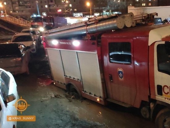 В Красноярске пожарная машина ехала на ночной вызов и провалилась в яму