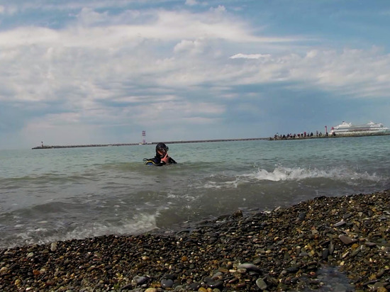 Водолазы обследуют и чистят морское дно в Сочи