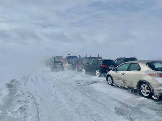 В ЯНАО десятки машин попали в снежный плен из-за перекрытой дороги