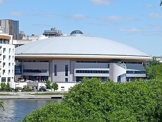 Сотни людей выстроились в очередь у входа в екатеринбургский ДИВС