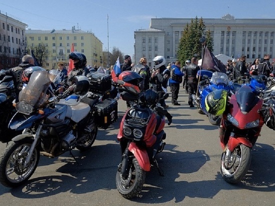 "СтудБайкФест" в Кирове: байкеры и студенты сели на мотоциклы в поддержку военной операции