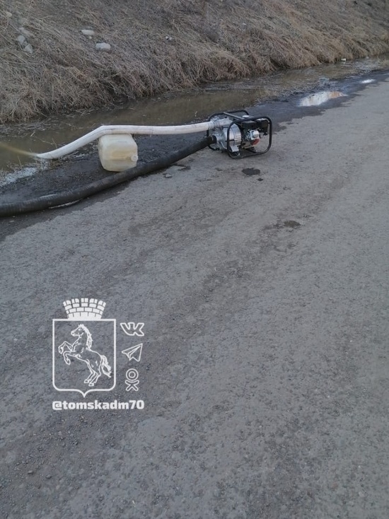 В Томске затопило дорогу в Кировском районе
