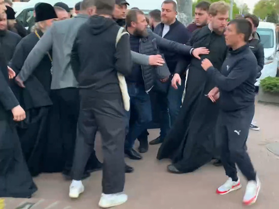 Союз православных журналистов: агрессивные радикалы попытались напасть на главу УПЦ у лавры в Киеве