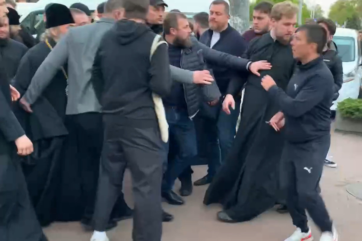Union of Orthodox Journalists: aggressive radicals tried to attack the head of the UOC near the Lavra in Kyiv