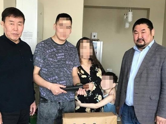 Депутат и глава Олекминского района семью навестили семью военнослужащего