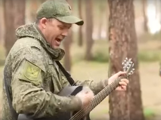 Военный из Новосибирской области спел «День Победы» на камеру в зоне СВО
