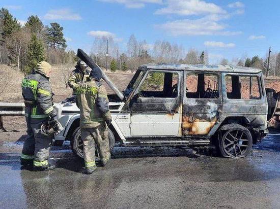 В Красноярском крае «Mercedes» вспыхнул после отказа водителя остановиться перед ДПС