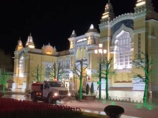 Глава Кисловодска объяснил, зачем коммунальная техника поливает улицы во время дождя