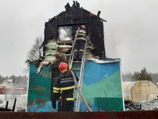 Из горящего дома в Кандалакшском районе спасли человека