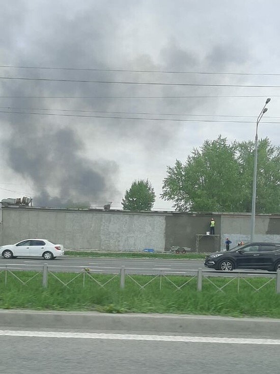 В Казани рядом с рынком в Советском районе загорелся мусор